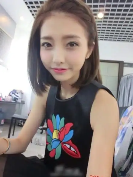 据说:女伴名叫李惠玥,1995年生,北京舞蹈学院学生,曾被媒体盛赞为为