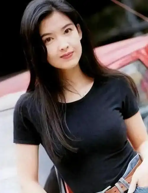 周慧敏罕见亮相56岁的玉女依旧迷人动人