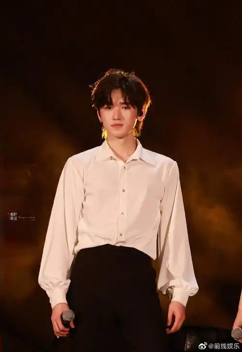 会神图#宋亚轩演唱会神图9615,这两天接收了小宋好多帅气的照片呀