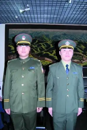 组图:北京公安局建局62周年 民警秀各时期警服