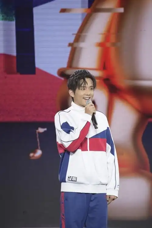 张新成真有撕漫男的气质,蓬松的发型太像公子哥,一身名牌更时髦_腾讯