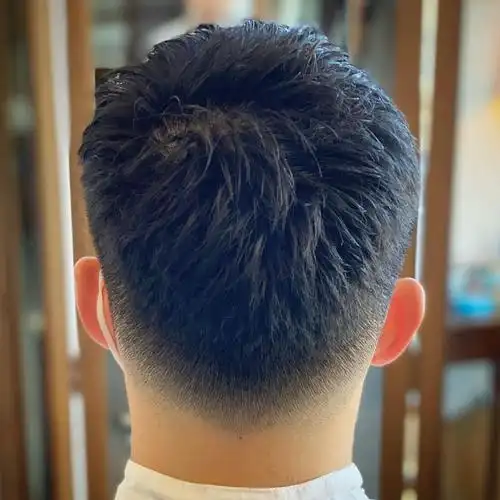 推边头发型还可以在后脑勺的位置做一v型的刻线,个性时尚很有造型感 .