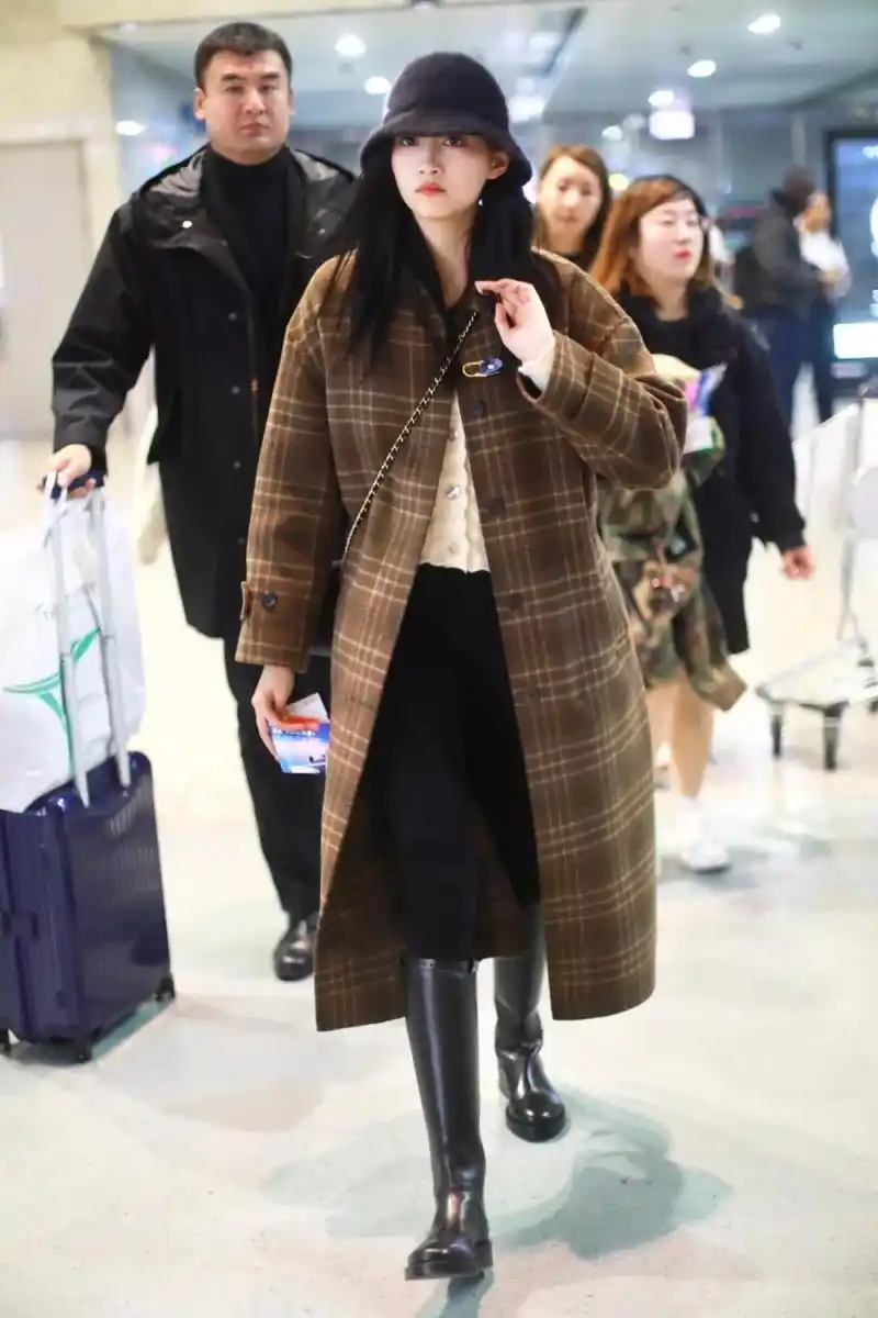 关晓彤认真过冬,穿一身黑裹得严实如普通路人,只有包包是亮点