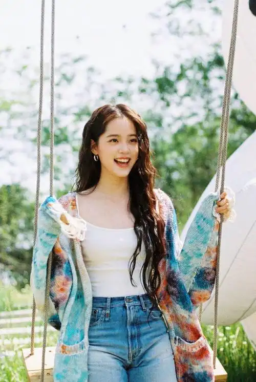 欧阳娜娜夏日氧气感美照曝光和小狗合影笑容甜网友清凉感满满