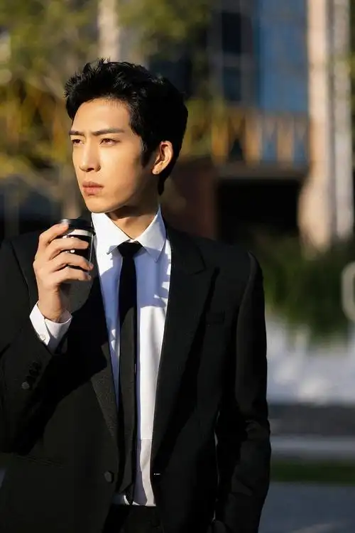 井柏然黑色西装白衬衫绅士经典街头漫步余晖斑驳氛围感十足