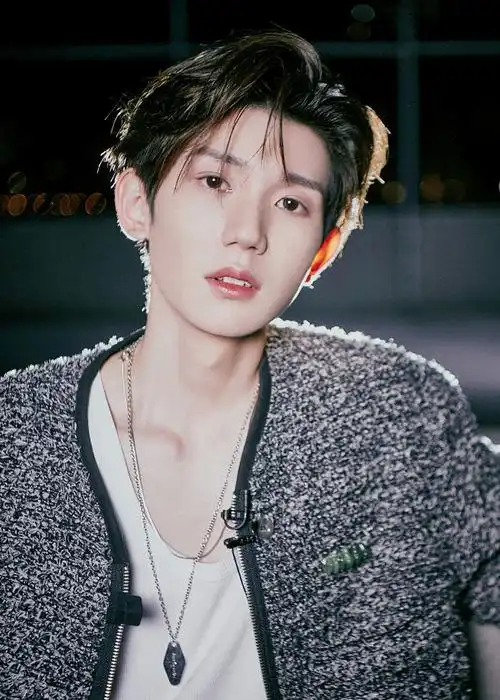 王源光影氛围大片化身月光少年精致眉眼如画额前碎发苏感爆棚