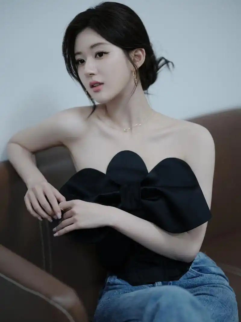 赵露思黑色抹胸裙直播造型