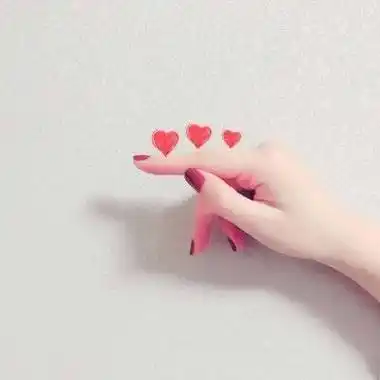 高清好看的头像女生爱心手势图片(共16张)