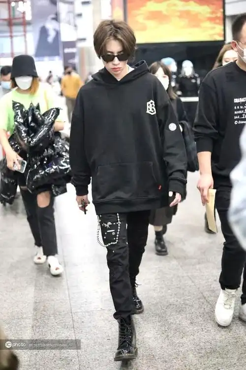 街拍小鬼王琳凯黑色连帽卫衣牛仔裤马丁靴酷劲十足