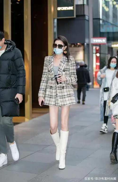 白色靴子魅力大,时髦姐姐都爱它!它将优雅和灵动展现得淋漓尽致