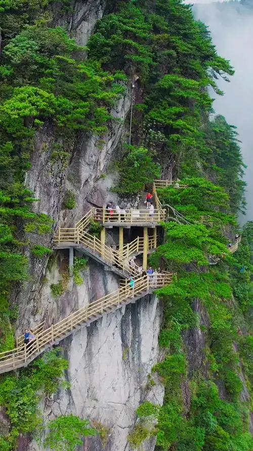 悬挂在悬崖峭壁上的青云栈道云雾缭绕似人间仙境