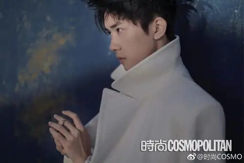 易烊千玺《时尚cosmo 》线上预售