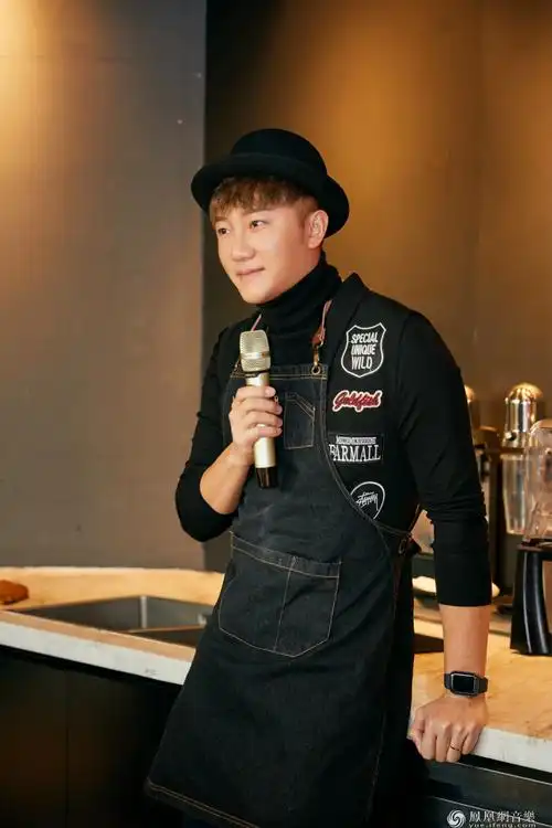关喆亮相"咖啡店的第一个故事"限定快闪活动变"咖啡师"实力宠粉
