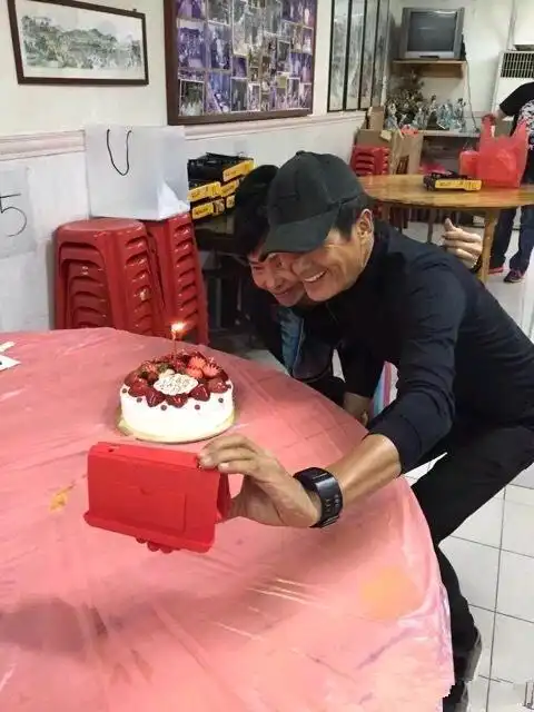 成龙的60大寿周润发的60大寿洪金宝的60大寿一个比一个热闹