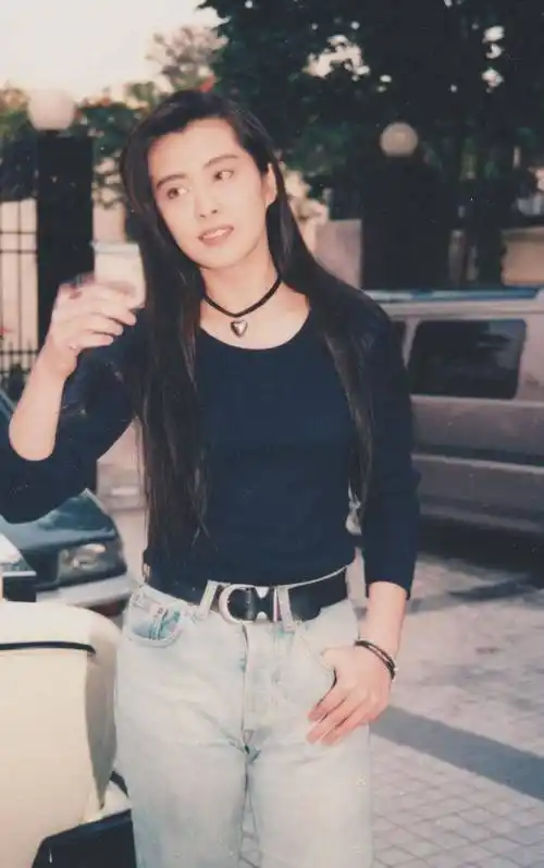 王祖贤年轻时英气妩媚,穿大衣搭白衬衫,西装搭短靴,经典不过时