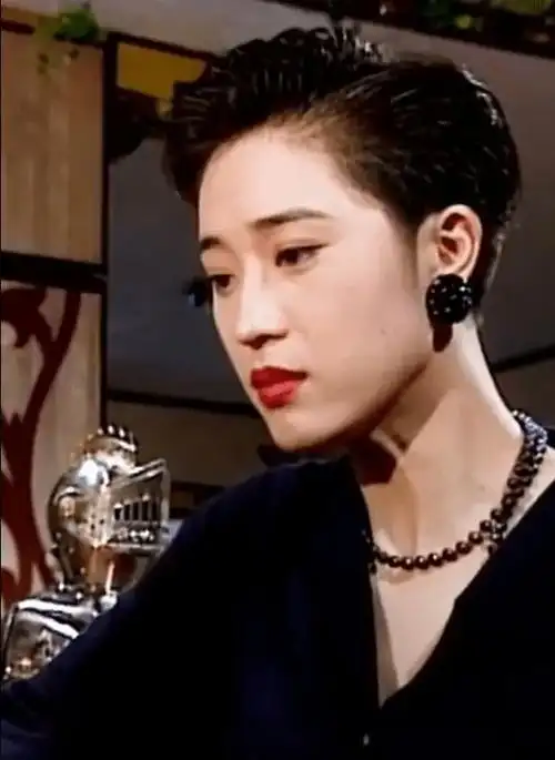 差点被豪门毁掉的神颜短发港姐如今惊艳娱乐圈