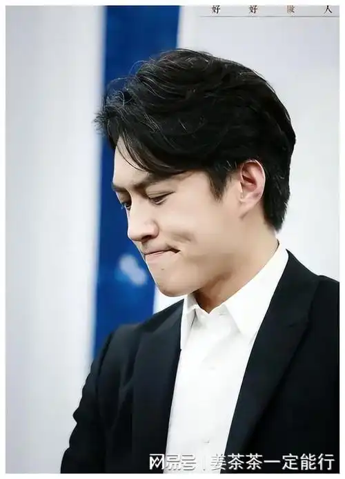 靳东参加两会他身份好厉害穿蓝色西装帅气儒雅领导范儿十足