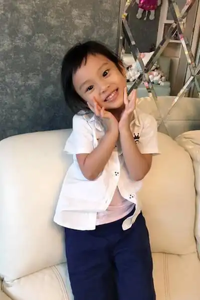 熊孩子模式开启!甜馨自剪"狗啃式"刘海