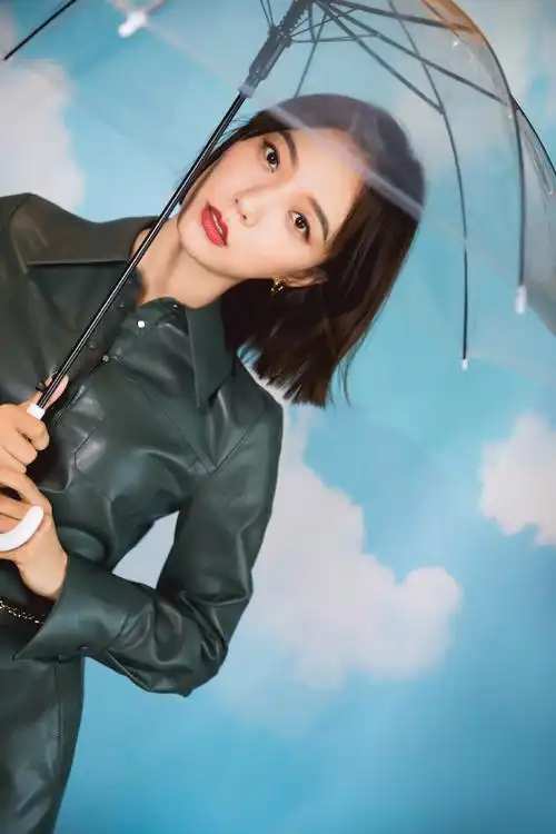 王珞丹烟熏绿皮质套装写真图片69