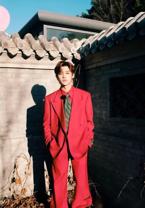 黄明昊穿红色西装亮相红绿搭配色彩冲击力看完是心动的感觉