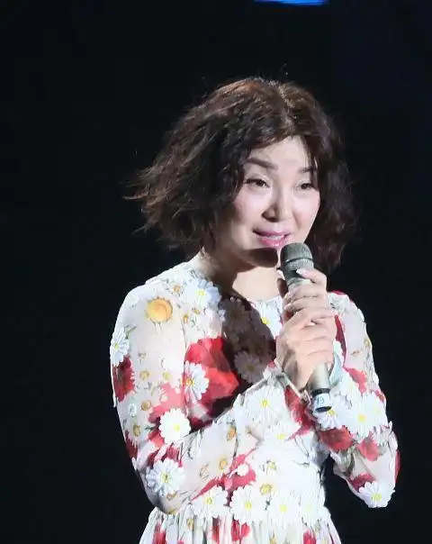 歌手陈红穿上大姨裙感觉也不老鲜美得像朵花一样真显美