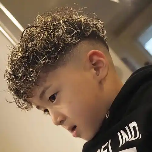 2024夏季小男孩发型来了,两侧铲短很百变,剪完真帅气