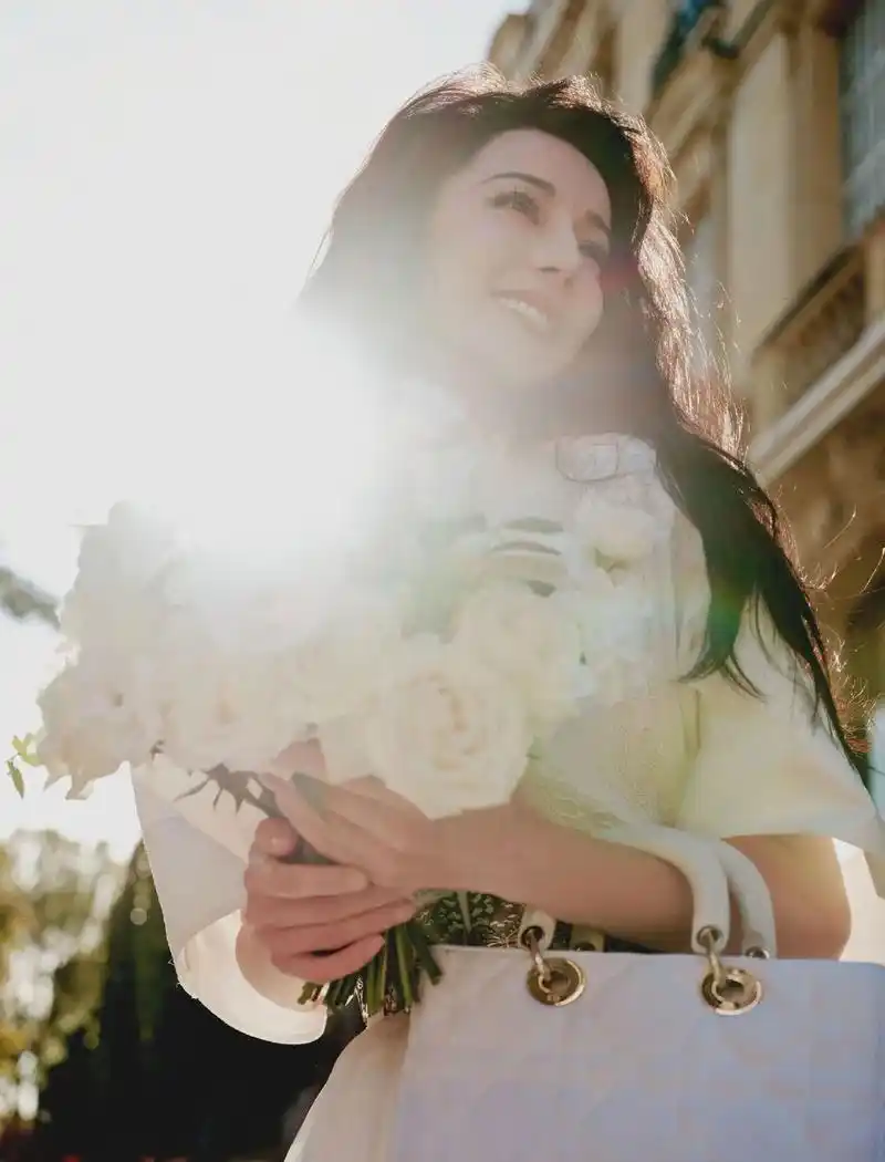 迪丽热巴  巴黎街头街拍#街拍 #外景拍摄 #巴黎时装周 - 抖音