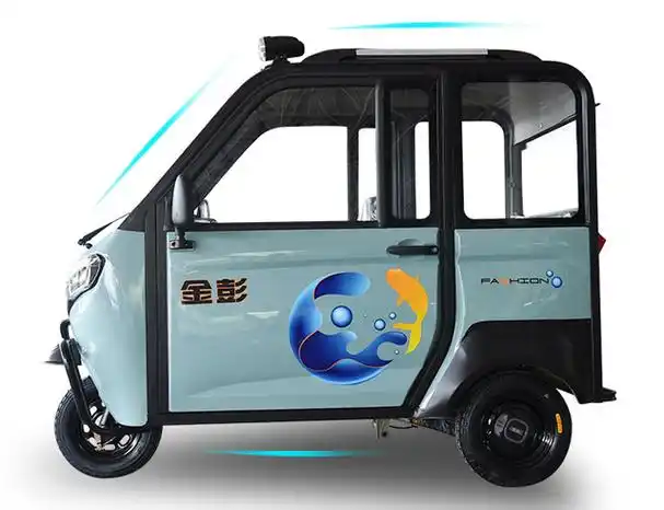 2款全封闭电动三轮车,遮风挡雨空间大,操控便捷,适合家长接娃