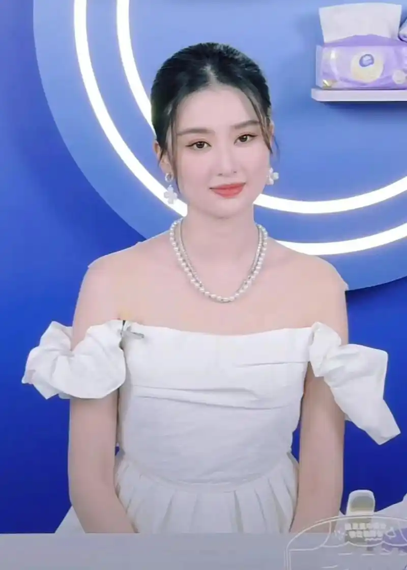 乔欣别出心裁,穿"纸巾"一字肩婚纱拍写真,唯美又优雅!