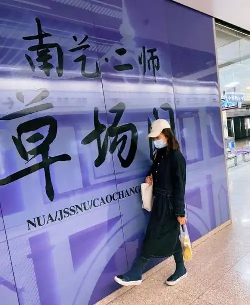 林妙可同框关晓彤!头发稀疏脑门大,关晓彤穿时髦粉卫衣白到发光