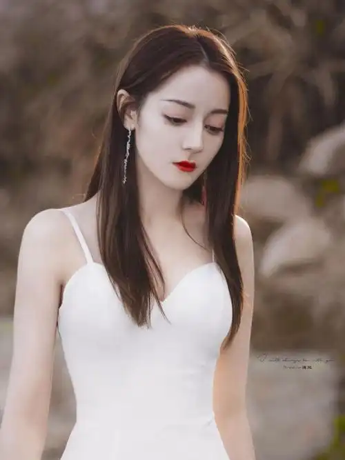 如何评价迪丽热巴新剧中的婚纱造型