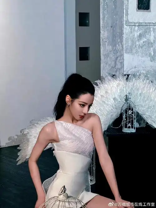迪丽热巴工作室放花絮图##迪丽热巴纯白梦境花絮