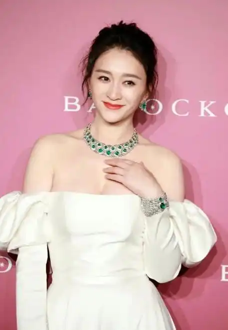 被李小冉惊艳到,穿露肩连衣裙大秀美肩,美腿更让人羡慕