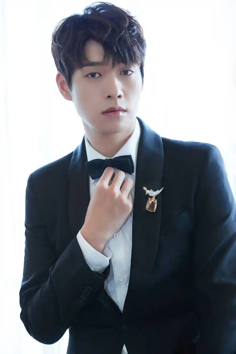 魏大勋携新作伟大的愿望亮相上影节红毯干练有型尽显绅士儒雅