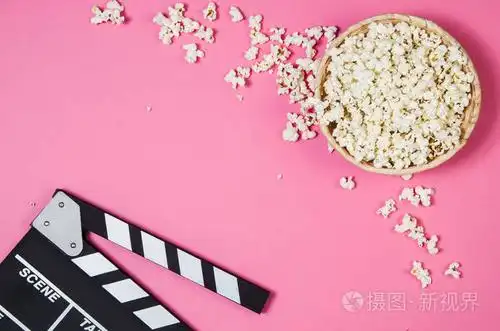 爆米花, 电影剪辑粉红色背景顶部视图, 复制空间