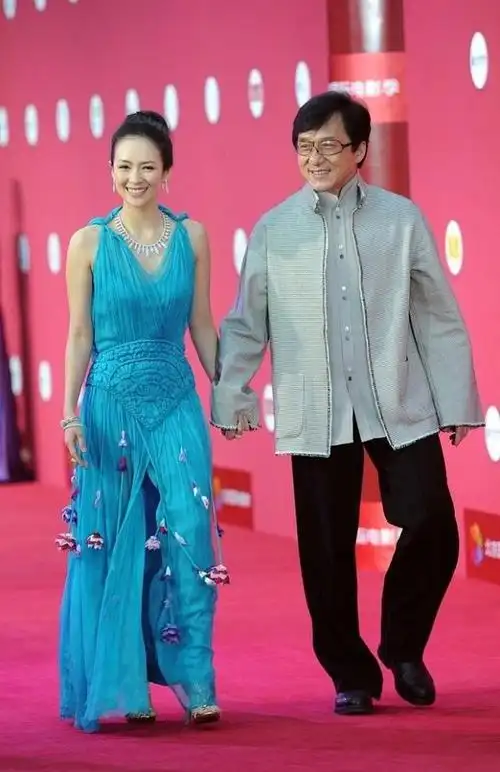 章子怡就算穿的接地气但仍然有一种高级感在成龙身边很文静