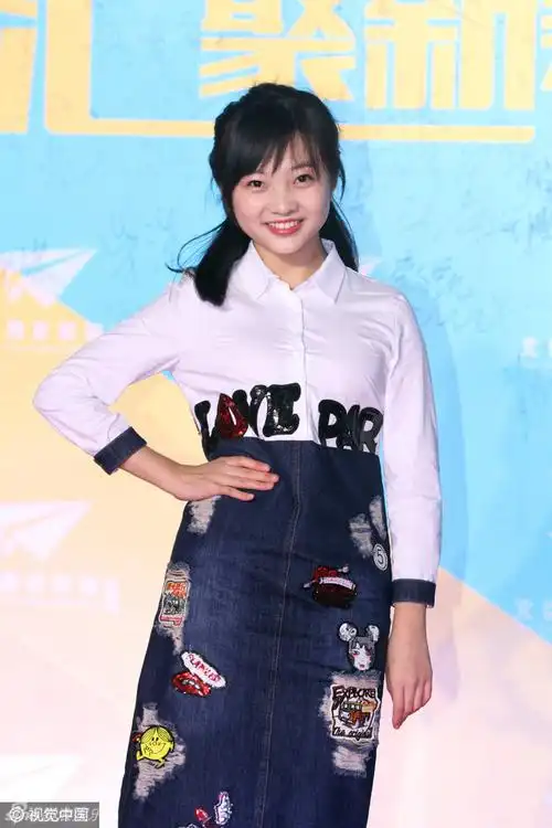 17岁林妙可腰身圆润上围丰满