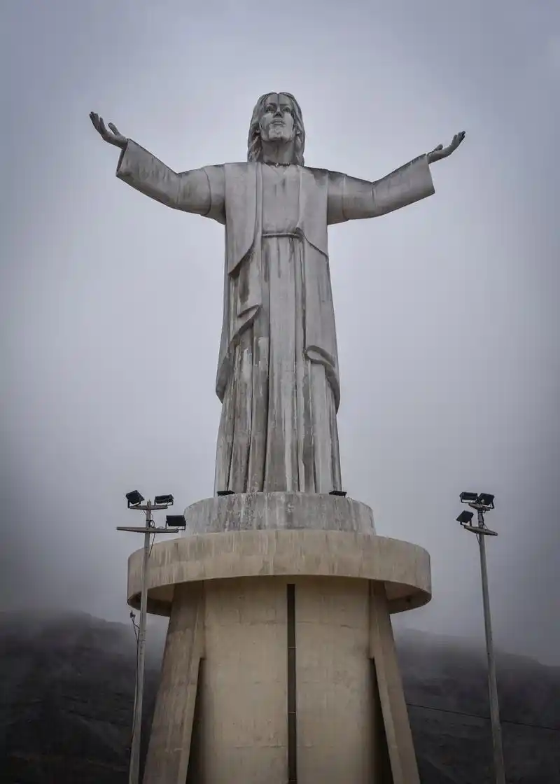 巴西里约热内卢的救世主耶稣基督像是一座世界闻名的地标建筑,它代表