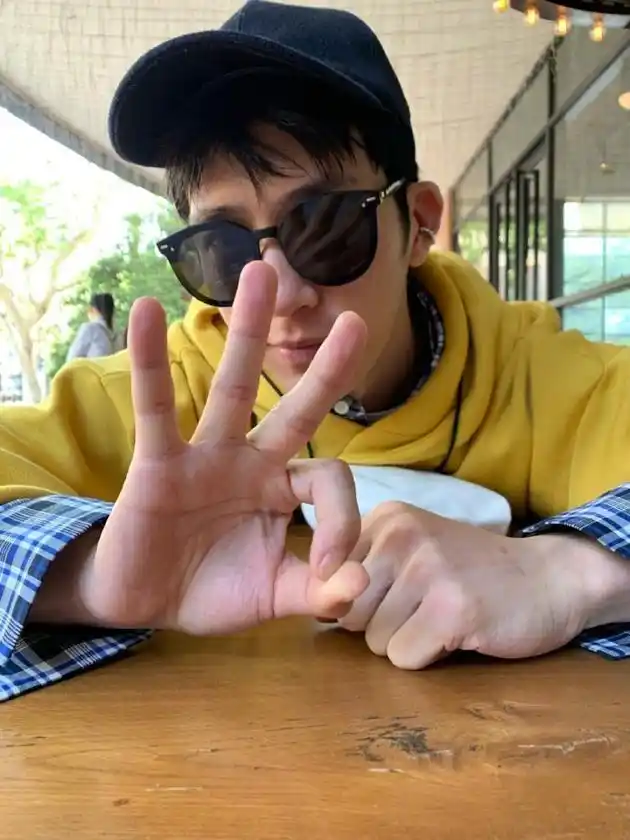 井柏然晒照手比"三"字为自己庆生