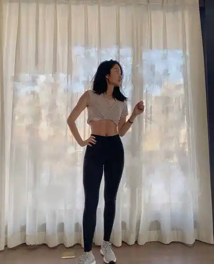 杨采钰晒健身照大秀身材,时尚腹肌马甲线!