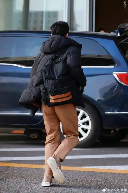 延安拍戏#吴磊时尚休闲装现身机场,北京的行程一结束又要赶去延安剧组