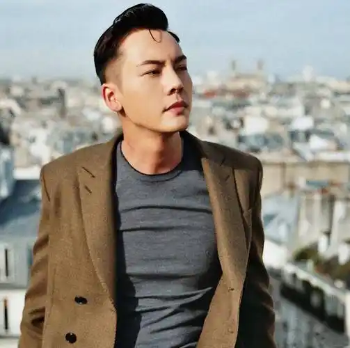 陈伟霆换了新发型,留背头的他突然发现不帅了,颜值