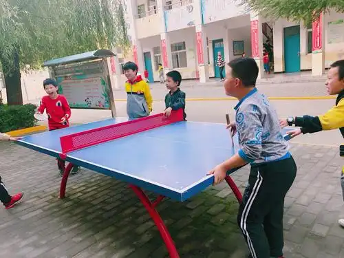课间十分钟,还会有小男生乘着去的空隙打一局乒乓,不问输赢.