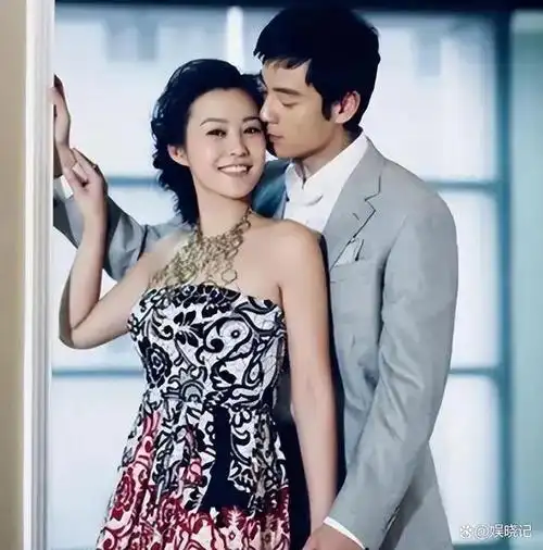 他是靳东同班同学娶过郝蕾爱过王珞丹负了殷桃后娶小10岁的她