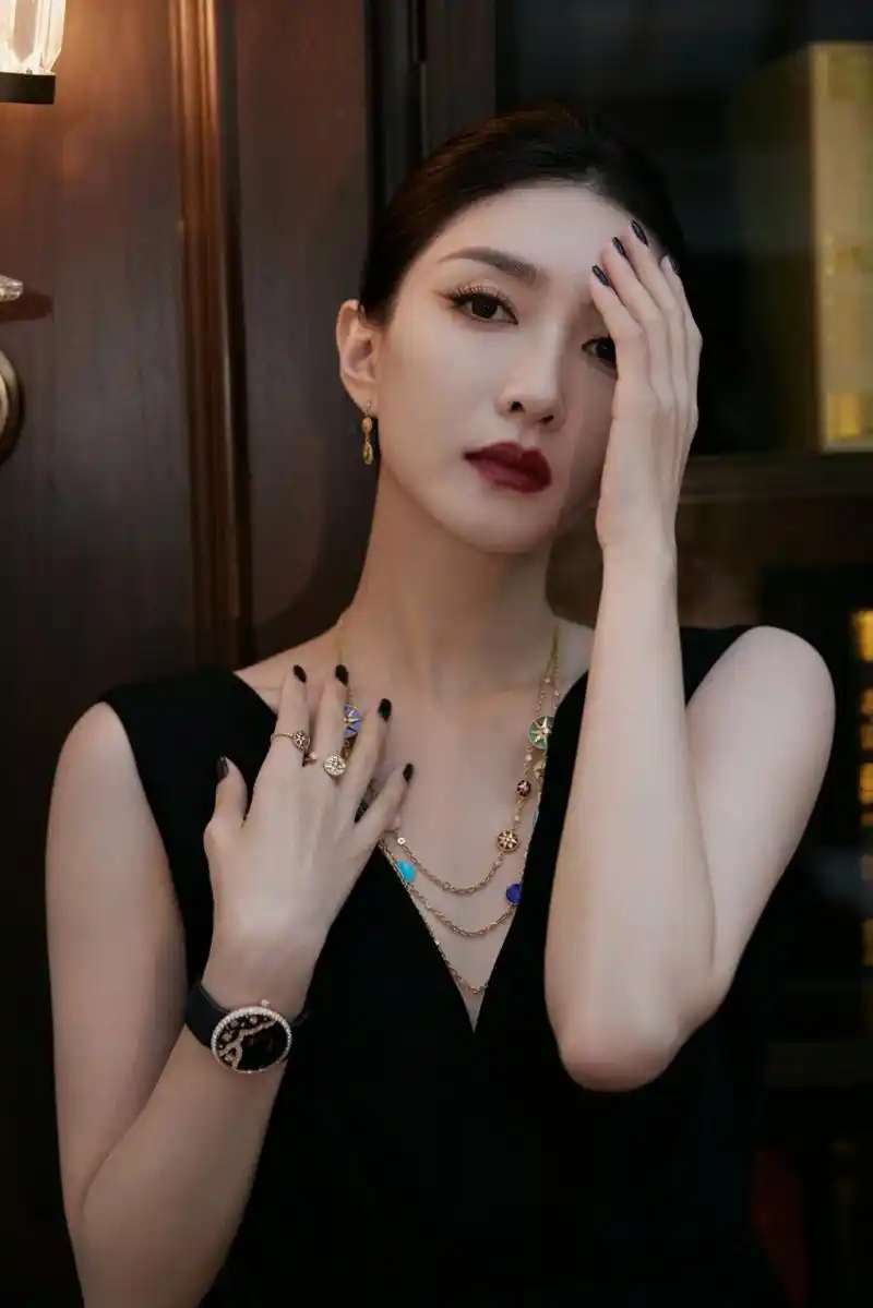 江疏影# 一袭白色深v连衣裙,肤白貌美的容颜,高贵冷艳的气质,婀娜