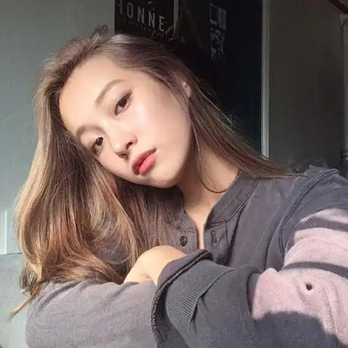 女生栗色头发图片