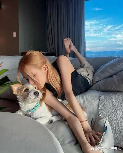 韩国女星,blackpink成员朴彩英rosé,公开了日常居家时尚,与她的狗狗