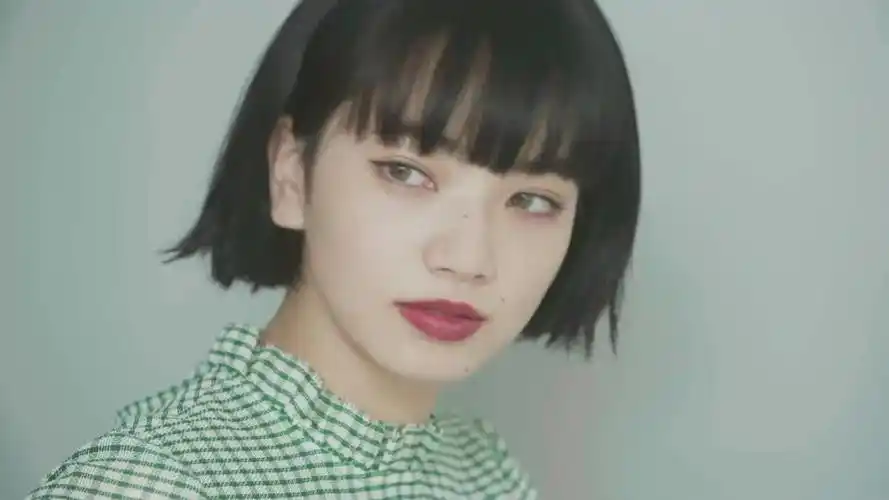 日本超人气模特小松菜奈广告花絮气质出众的短发女生美若天仙