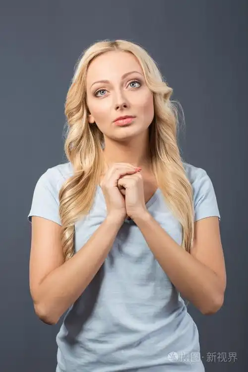 漂亮的金发女孩祈祷