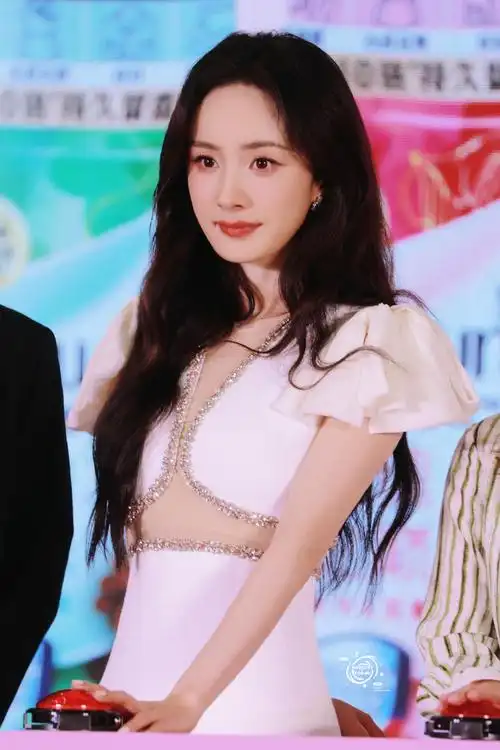 杨幂超话#杨幂羽毛裙摆##杨幂碎钻露腰白裙#公主请看我@杨幂